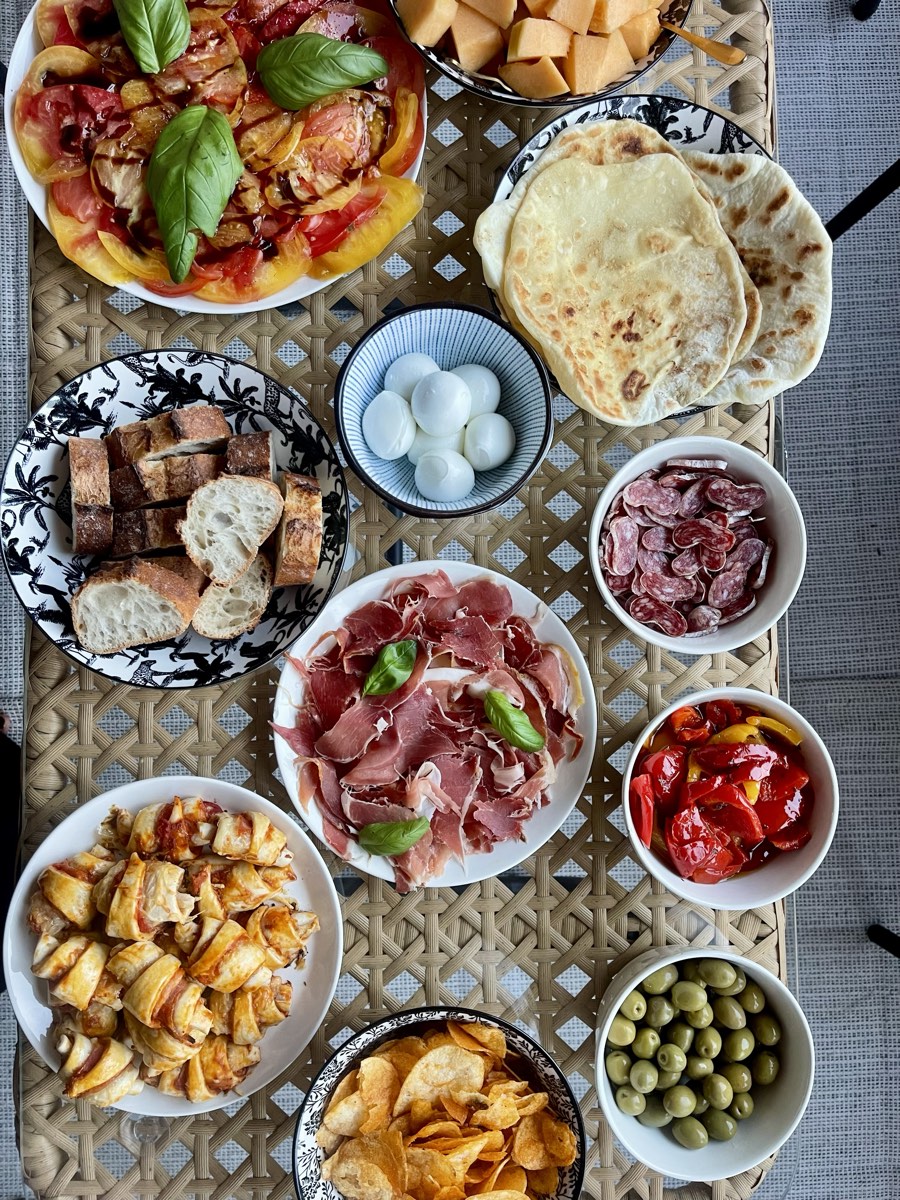 Plateau de plats faits maison, dressé pour un moment convivial