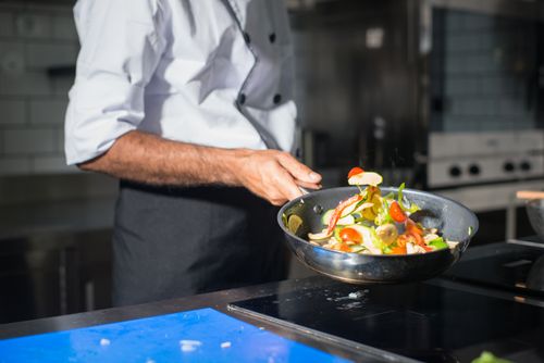 Préparation de plats maison dans la cuisine